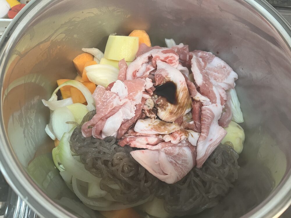 肉じゃがを作っている途中で醤油を入れているところ