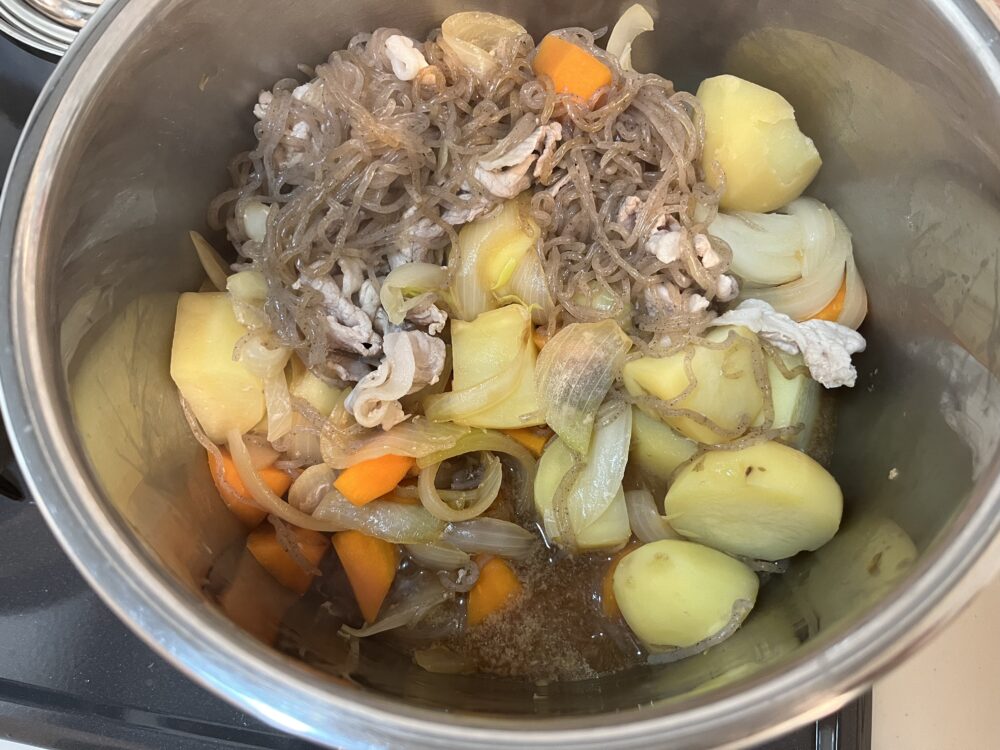 煮込んで完成した肉じゃが