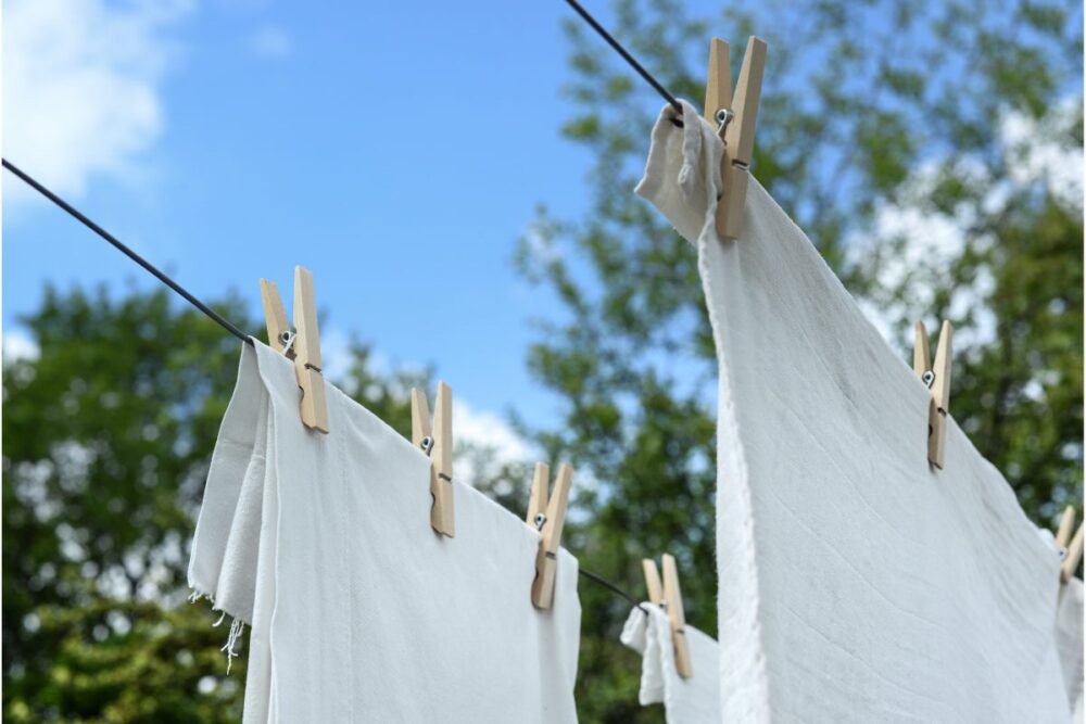 天気が良い空の中、干されている布。