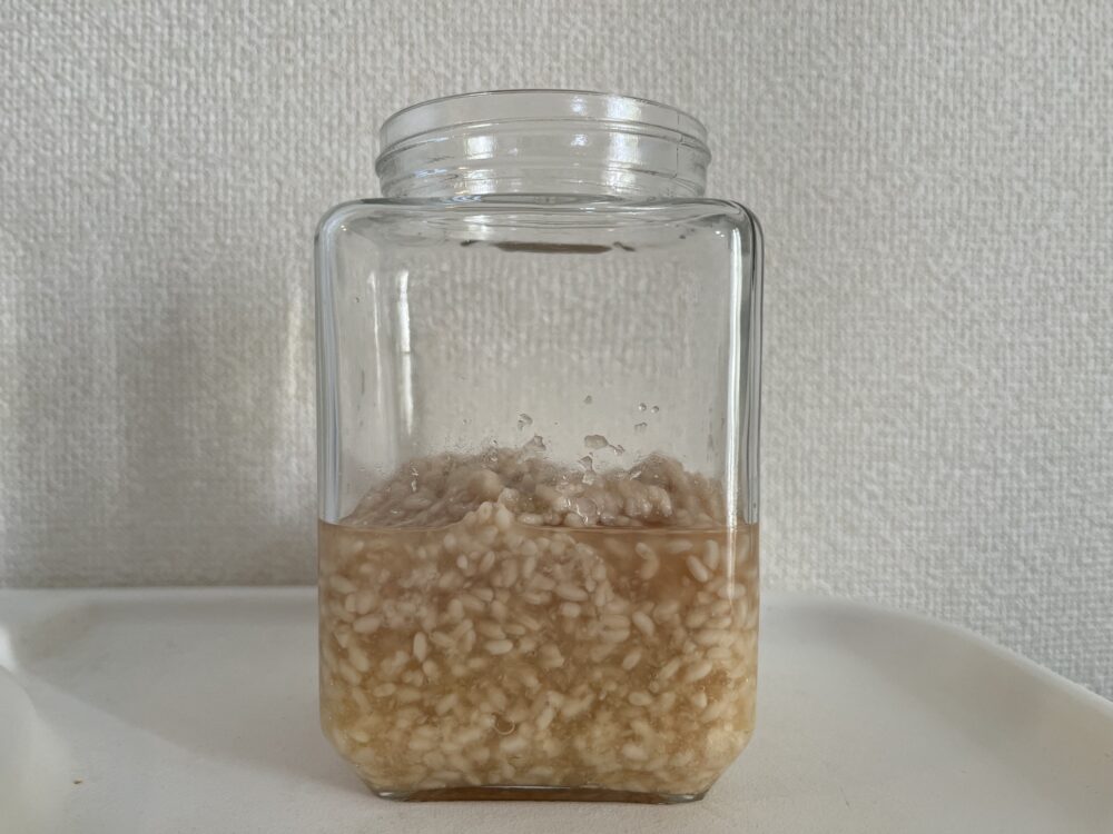 テーブルに置かれた瓶に入った玉ねぎ麹