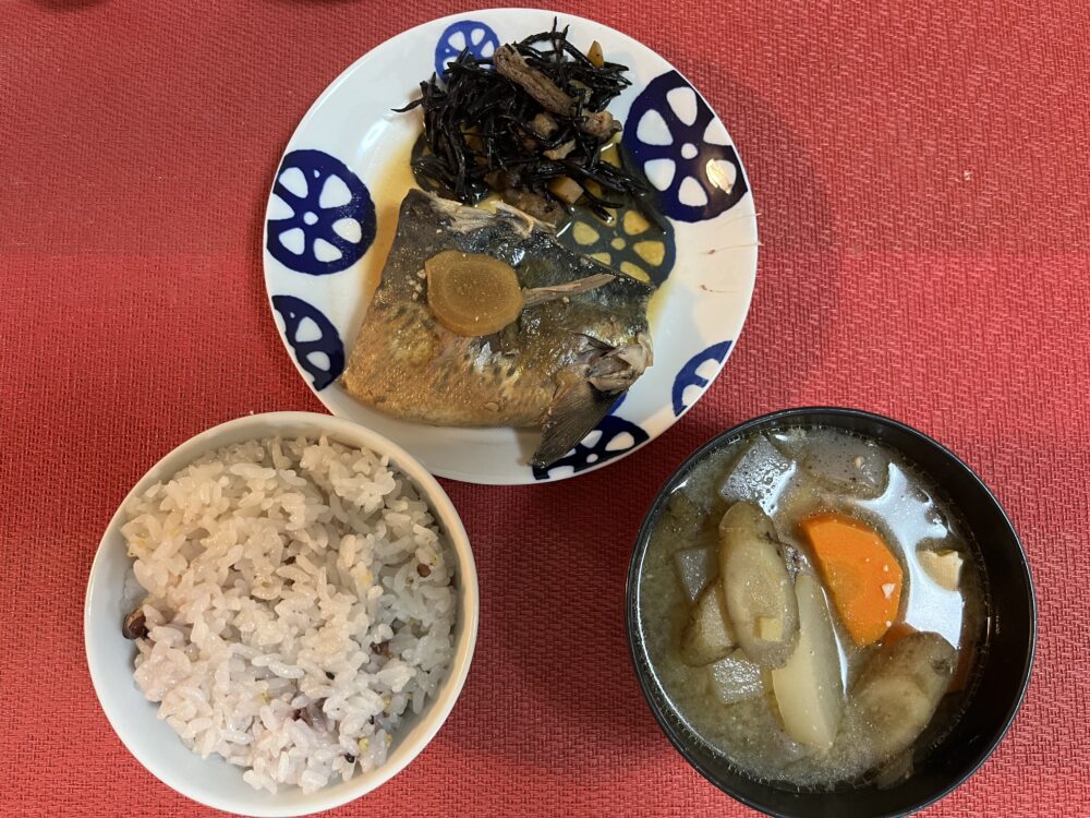 さばの味噌煮、ひじきの煮物、ご飯、豚汁がテーブルの上にのっている。