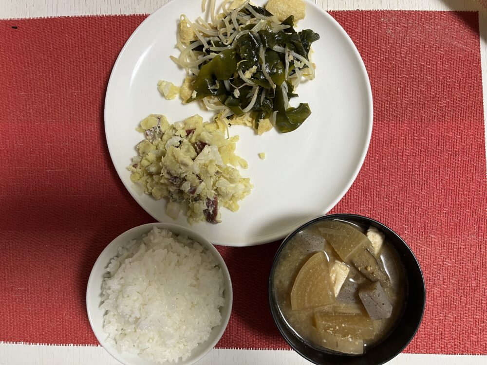 ご飯、豚汁、さつまいもサラダ、油揚げとワカメの炒め物