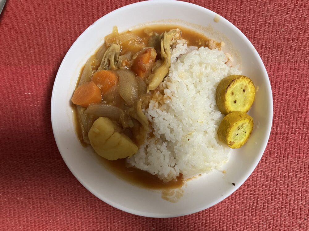 カレーライスにズッキーニがそえられている。