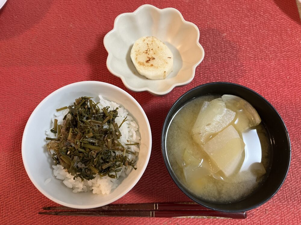 ふりかけののったご飯、味噌汁、長芋ステーキ