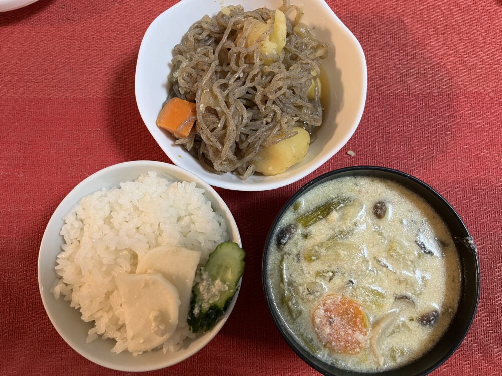 ご飯、肉なし肉じゃが、豆乳味噌汁